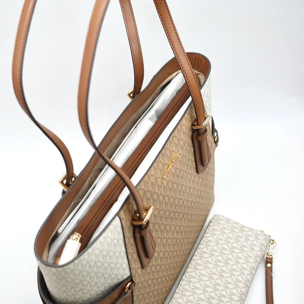🍓NWT Michael Kors Voyager Set